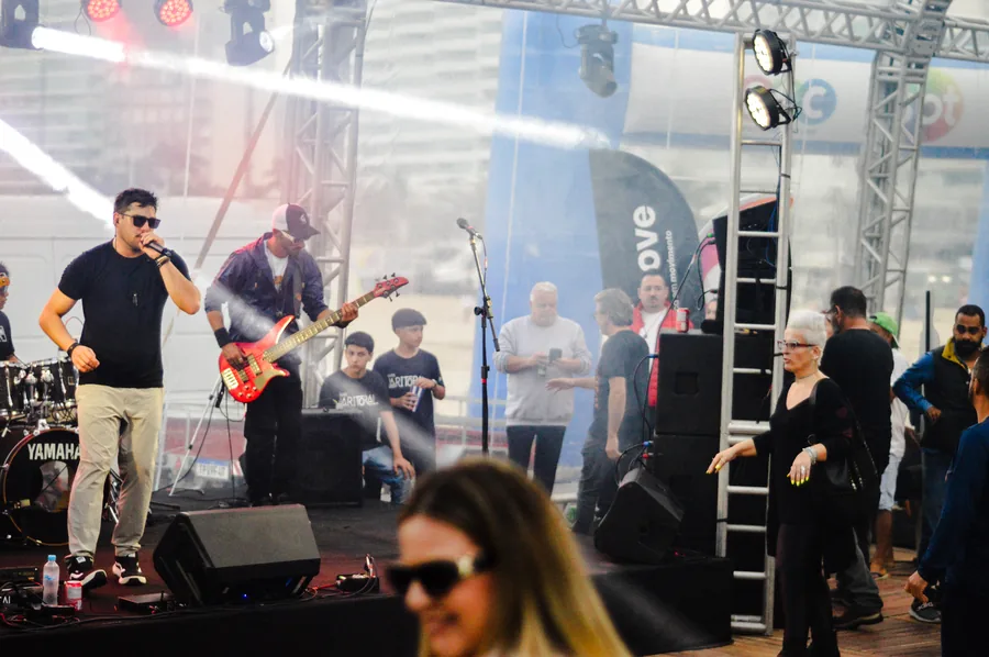 Banda tocando no palco antes das lutas