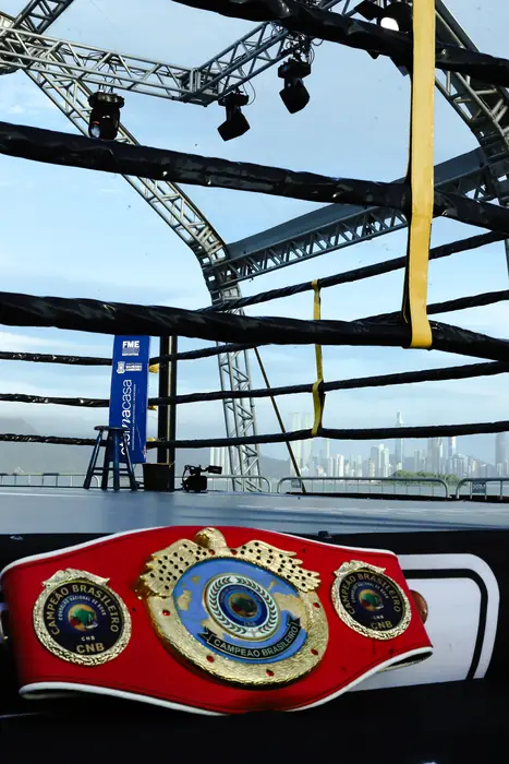 Cinturão de campeão sobre o ringue