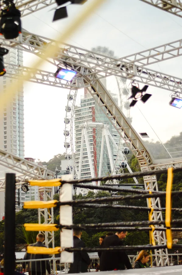 Ringue com vista para a roda-gigante e o skyline