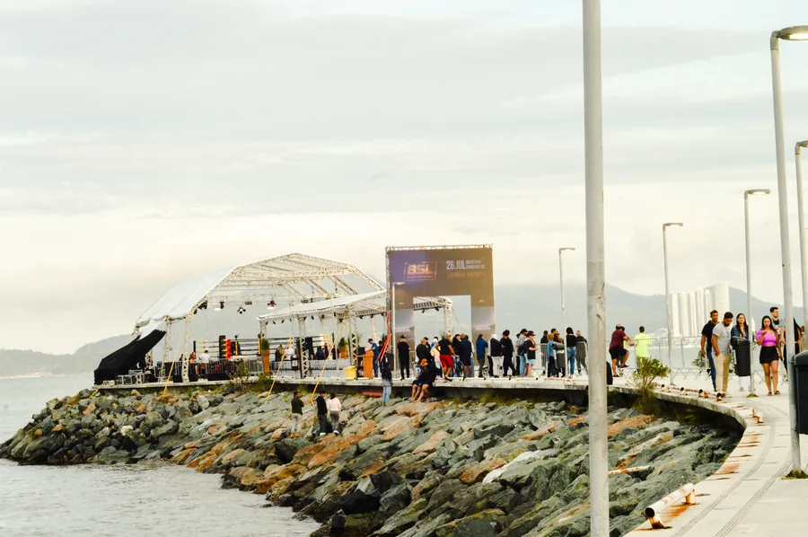 Vista panorâmica da arena montada sobre o Molhe Pontal Norte